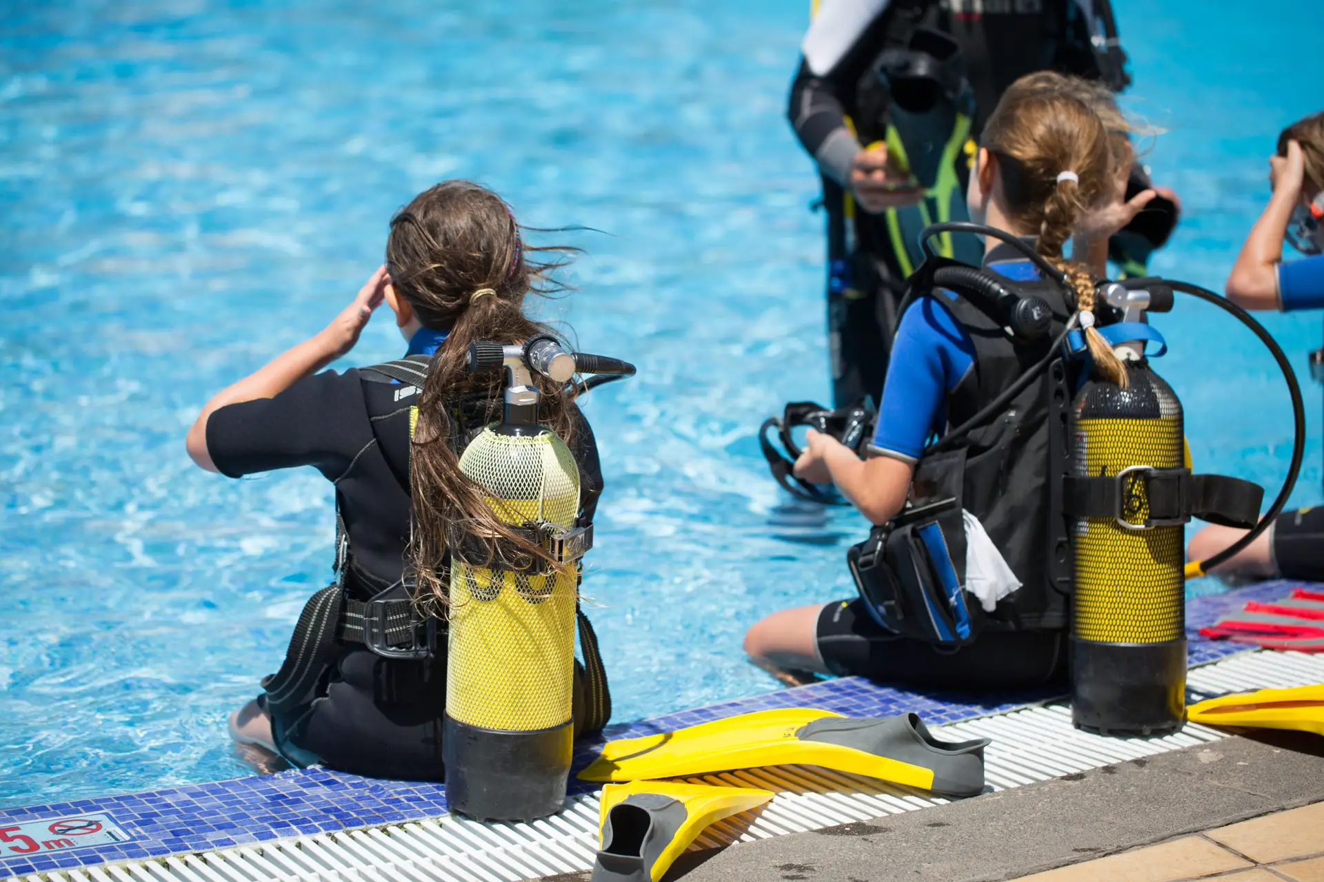 Kinder beim Schnuppertauchen mit Atemregler am Pool in Ulm / Neu-Ulm