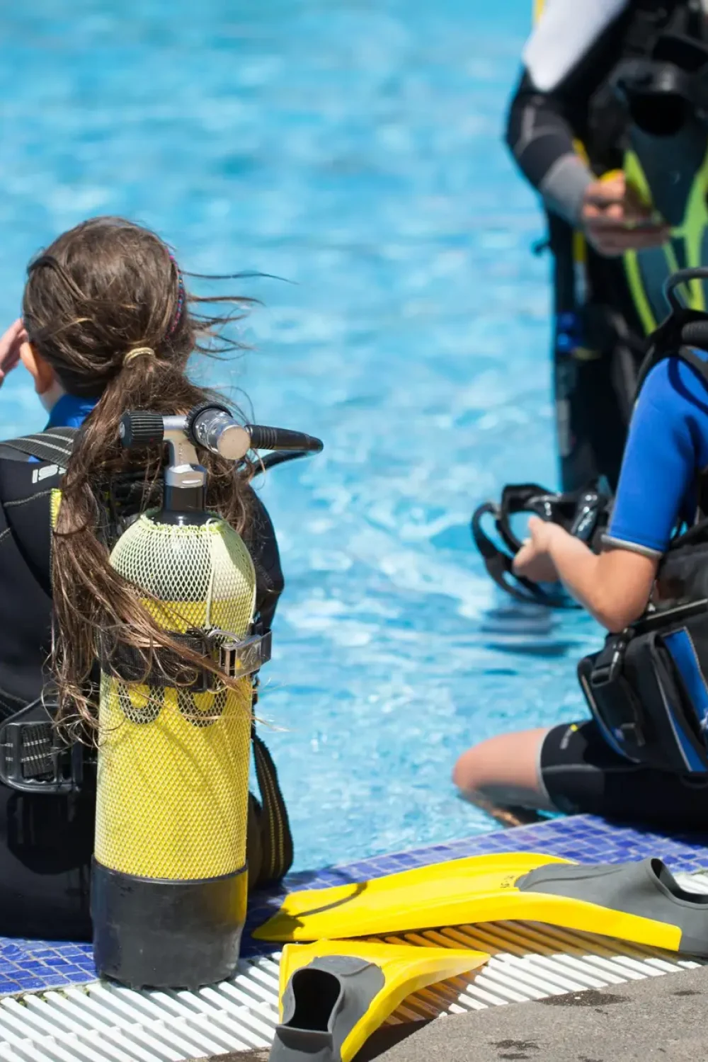 Kinder beim Schnuppertauchen mit Atemregler am Pool in Ulm / Neu-Ulm